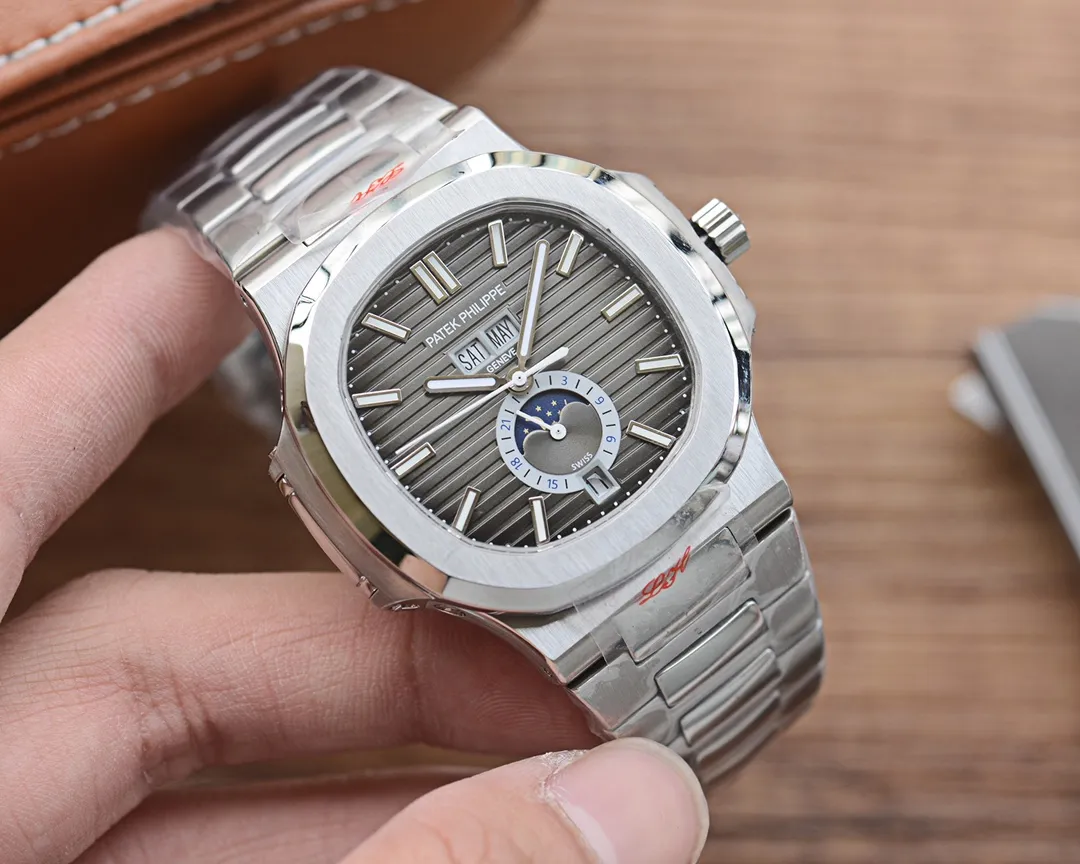 【High-end replica】💰2400! Patek Philippe Sporty Elegance Series 5726/1A-014 1. The structure of the case is the same as the original one. The hole on the case is beveled. When the screw is screwed in, it will move downward to tighten the front cover. The three-layer waterproof ring screw-in crown makes the case super waterproof. 2. The replica movement in the 3.0 era is modified to Cal.324 S QA LU 24 H movement 3. The steel strap has good texture, can be bent flexibly, and is comfortable to wear. It does not have the bending range of some versions on the market that is not enough to wear on small wrists, and the strap cannot be bent. The buckle is made of spring steel and has good elasticity. 4. Functions include three-hand time display, month and week calendar display, and moon phase 24h display. The functions are real and usable. The quick adjustment position of the month and week is different from other versions on the market and remains consistent with the original.